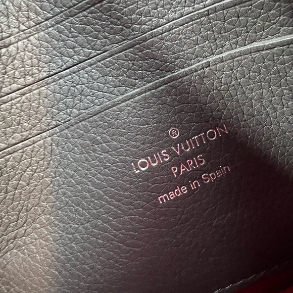 LOUIS VUITTON Calfskin My Lockme Chain Pochette Lie De Vin Etain Creme - Picture 6 of 15